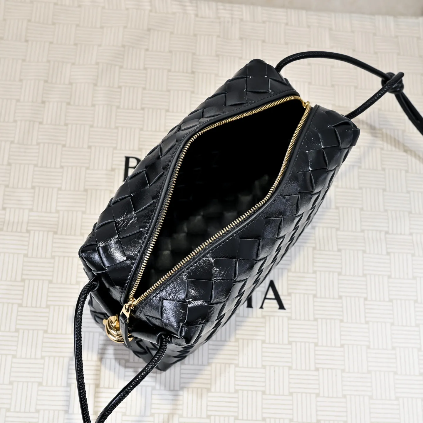 Batch 1660 𝗕𝗼𝘁𝘁𝗲𝗴𝗮 𝗩𝗲𝗻𝗲𝘁𝗮———— The latest version of the loop camera bag💥 from BV’s King of Cost-Effectiveness counter, large woven texture➕Ultra-high quality wax leather as always, with zippers, hardware decoration on both sides, adjustable drawstrings, it is especially suitable for the tummy💫It can hold anything, it is also very light, suitable🈴️for girls of all ages, size: 22*15*8cm, style number: 6126